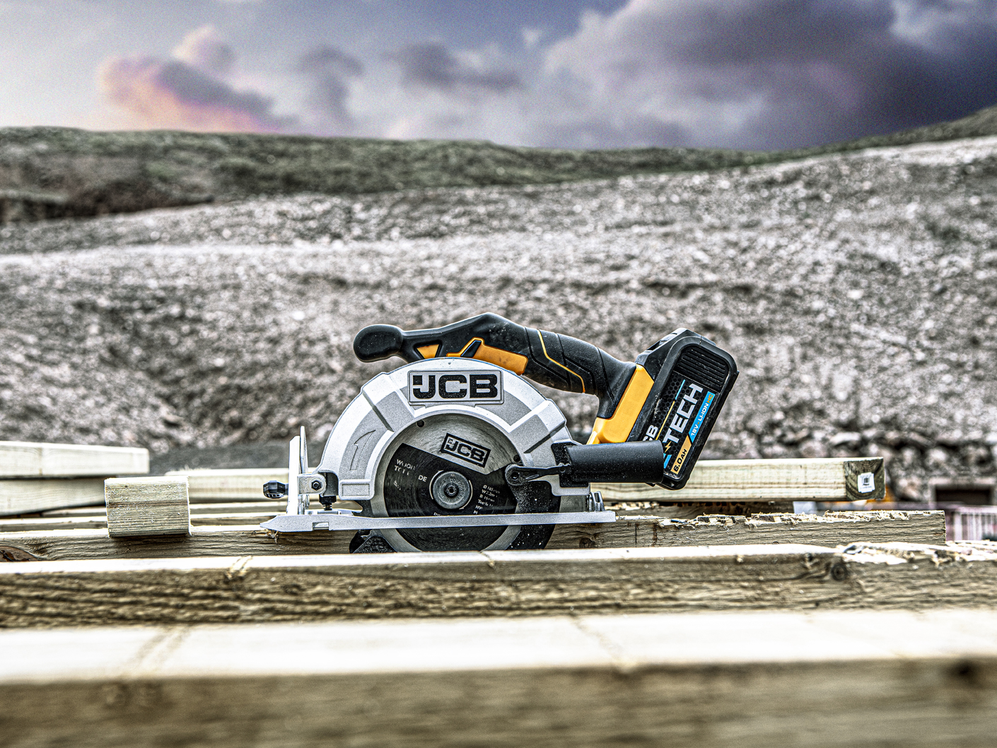 creative-product-and-still-life-images-for-jcb-tools